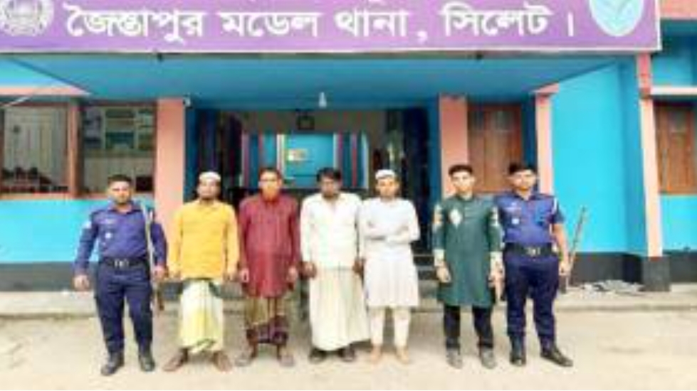 সেনাবাহিনীর গাড়ী ভাং চু রে র ঘটনায় আটক পাঁচ