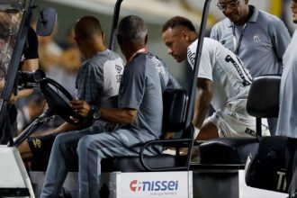 কাঁদতে কাঁদতে মাঠের বাইরে নেইমার