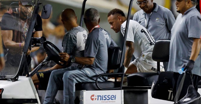 কাঁদতে কাঁদতে মাঠের বাইরে নেইমার