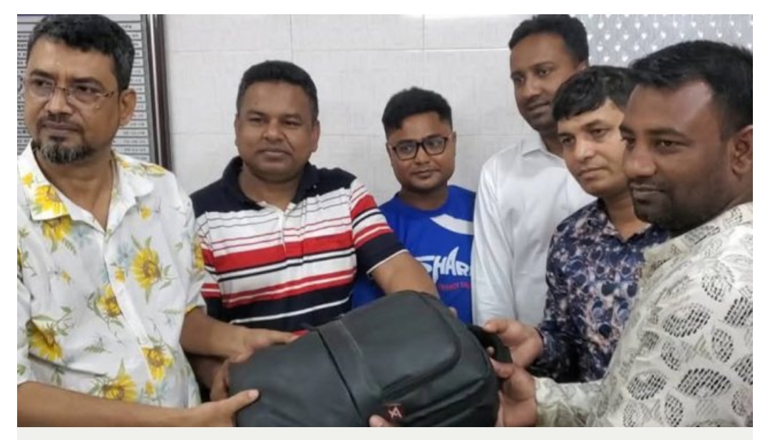 ১৮ ভরি স্বর্ণালংকার ফিরিয়ে দিলেন অটোরিকশাচালক