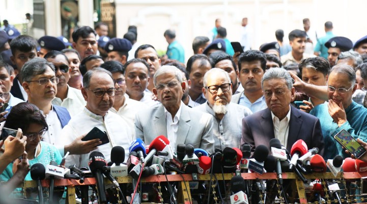 বিএনপি ‘সন্তুষ্ট’ নয়, প্রধান উপদেষ্টার সঙ্গে বৈঠক শেষে মির্জা ফখরুল