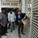কুয়েটের ভিসির পদত্যাগের এক দফা ঘোষণা, হলগুলোর তালা ভাঙছেন আন্দোলনকারীরা