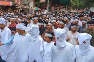 কাফনের কাপড় বেঁধে কারিগরি শিক্ষার্থীদের গণমিছিল