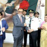 চাকা খুলে যাওয়া বিমান নিয়ন্ত্রণে সাহসিকতার স্বীকৃতি
