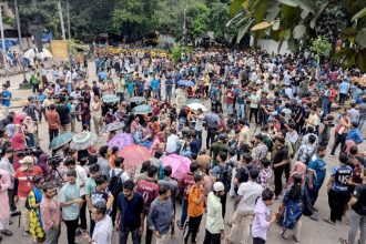 কাকরাইলে ফের অবরোধ কর্মসূচিতে জবি শিক্ষার্থীরা
