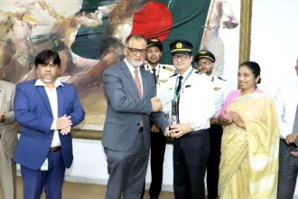 চাকা খুলে যাওয়া বিমান নিয়ন্ত্রণে সাহসিকতার স্বীকৃতি