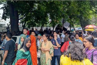 জড়ো হয়েছেন জবির সাবেক ও বর্তমান শিক্ষার্থীরা, জুমার পর গণঅনশন