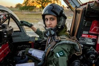 পাকিস্তানের গর্ব: প্রথম নারী ফাইটার পাইলট আয়েশা ফারুক