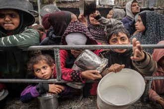 গাজায় ৬৫ হাজার শিশু মৃত্যুর ঝুঁকিতে